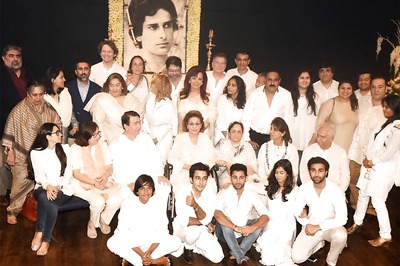 Kapoors Unite For a Family Photograph At Shashi Kapoor's Prayer Meet