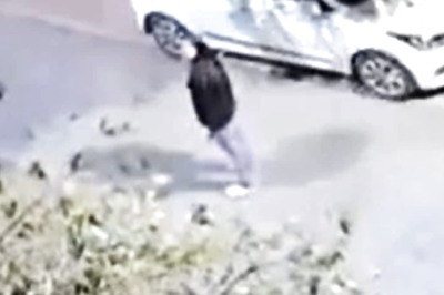 Bizzare Video Shows Girl Challenging People On Road To Fight With Her