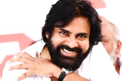 Pawan Kalyan Takes Metro to Participate in 'Vakeel Saab' Shoot