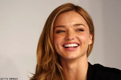 Miranda Kerr loves soaking in sun, but with a hat!