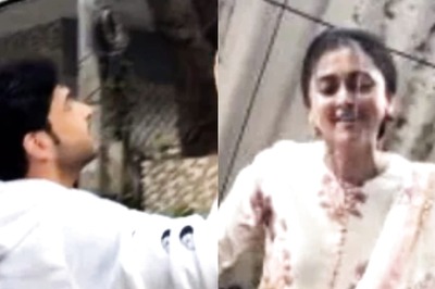 Tejasswi Prakash Waves at Karan Kundrra from Balcony As He Visits Her Home; TejRan Fans Have Meltdown