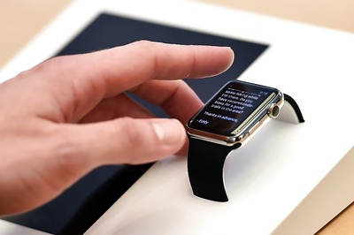 Apple Jumps to Lead Wearable Computing With Smartwatch