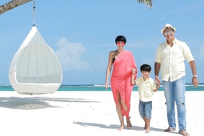 Beach Fashion: Mandira Bedi Gives A Unique Spin to Sari Trends