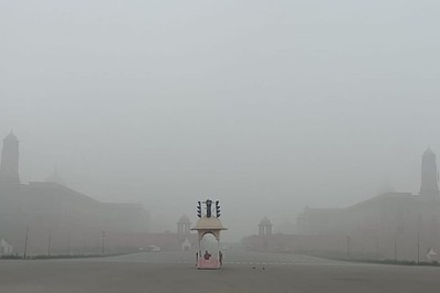 Delhi Welcomes 2024 With Cloudy Skies; Dense Fog Grips Capital, Adjoining Areas; Flights, Trains Hit