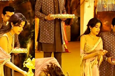 Janhvi Kapoor Impresses Netizens By Performing Namaskaram At Durga Puja Pandal; Watch