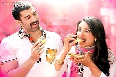 Aditya Roy Kapoor, Parineeti Chopra sing while promoting 'Daawat-e-Ishq'