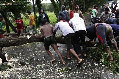 PM announces interim relief of Rs 1000 crore for cyclone Phailin hit states