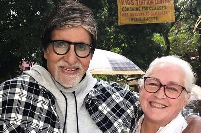 Amitabh Bachchan Reunites With Major Saab Co-Star Nafisa Ali During Uunchai Shoot; See Pic