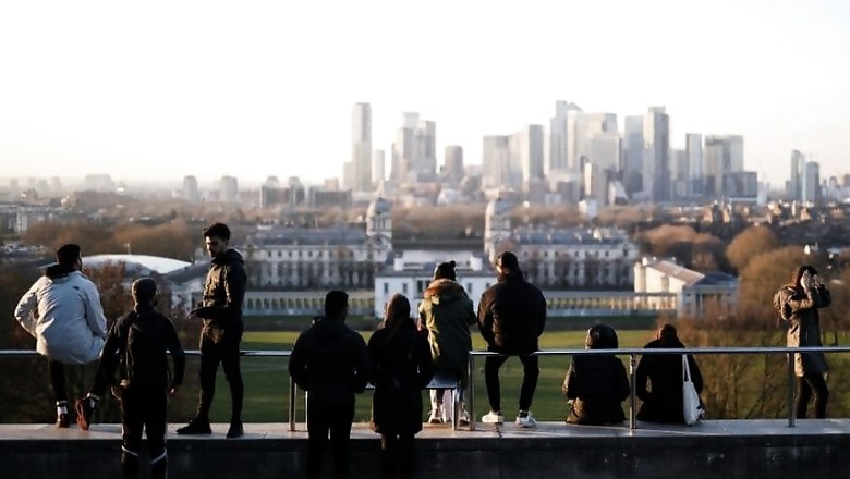 London Books 300 Hotel Rooms to Isolate Homeless People, Cabbies Volunteer to Help