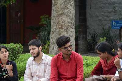 Patna Varsity Student Union Candidate Touches Feet of Girl Students