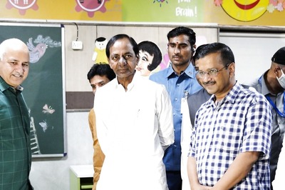 Kejriwal Hosts Lunch for KCR; Discusses Political Situation in Country