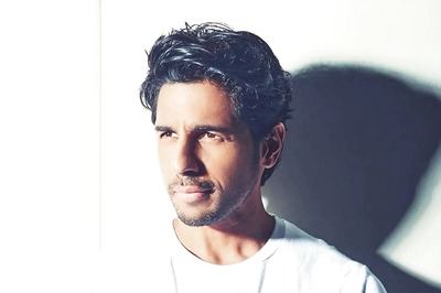 Looking Dapper in All White for Manike, Style Icon Sidharth Malhotra Has Made Fashion Statements for These Songs!