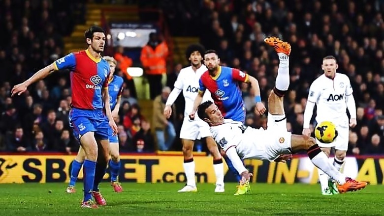 Rooney scores as Manchester United beat Crystal Palace 2-0