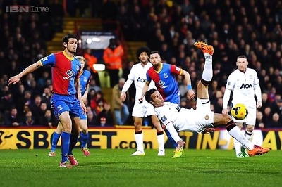 Rooney scores as Manchester United beat Crystal Palace 2-0