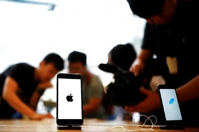 Apple Stores Get Robbed Within Seconds, Video Goes Viral