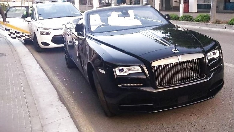 Watch British Millionaire Crash his Rolls-Royce Dawn Coupe Worth Rs 7 Crore in a Shop [Video]