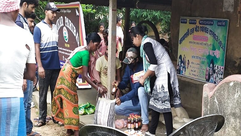 'Storm Troopers': Students, Volunteers Come to the Aid of Bengal's Cyclone Refugees