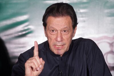 Imran Khan’s Legal Cases Put Him in Place, But PTI Uses AI, ‘Virtual Jalsa’ to Keep Poll Campaign Going