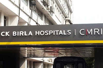 Mob Vandalises Calcutta Medical Research Institute Over Girl’s Death