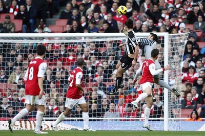 Carroll's goal helps Newcastle beat Arsenal