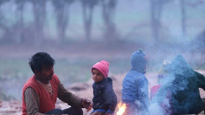 Delhi Witnesses Moderate to Dense Fog on New Year's Eve, Several Trains Hit Due to Cold-Wave | Weather Updates