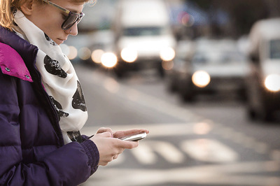 Distracted walking turning people into digital deadwalkers: Study