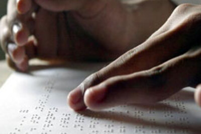 Blind teacher wins students' hearts