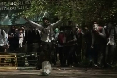 School Students clash With Police in Srinagar