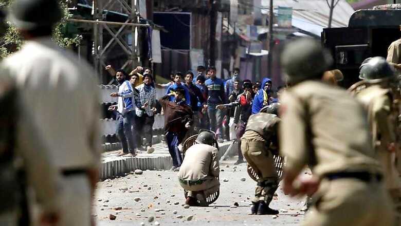 Viral Video on 'Kashmir Bypoll Day Clashes' Shows Stone-Pelter Shot Dead