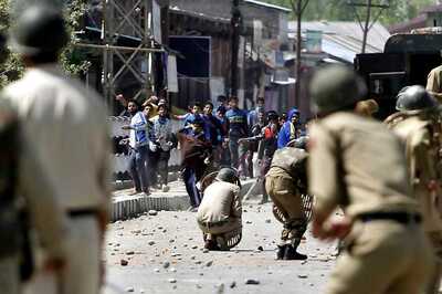 Viral Video on 'Kashmir Bypoll Day Clashes' Shows Stone-Pelter Shot Dead