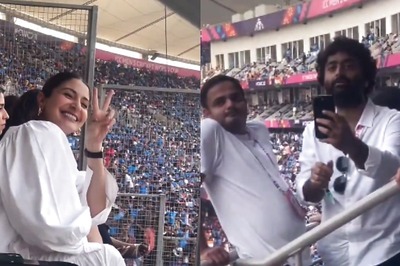 Arijit Singh Asks Anushka Sharma To Pose For His Camera Amid India Vs Pakistan Match; WATCH Her Reaction