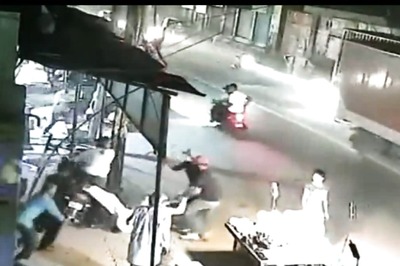WATCH | 3 Men Rob Rs 1 lakh From Motorist in Delhi, Flee on Bike